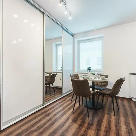 Spacious In Pardubice-free Parking Nearby-balcony 帕尔杜比采