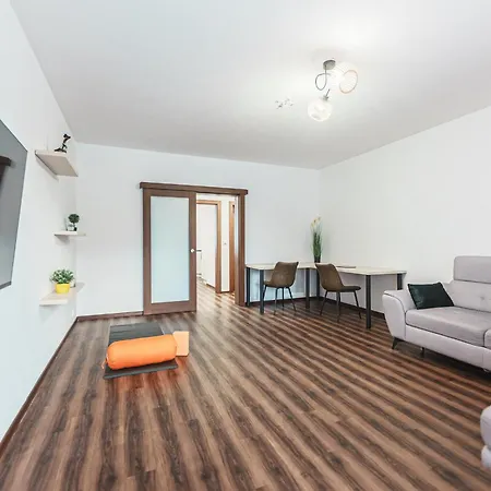 公寓 Spacious In Pardubice-free Parking Nearby-balcony *