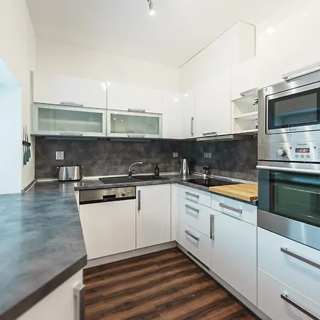 公寓 Spacious In Pardubice-free Parking Nearby-balcony