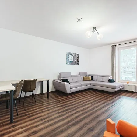 公寓 Spacious In Pardubice-free Parking Nearby-balcony *