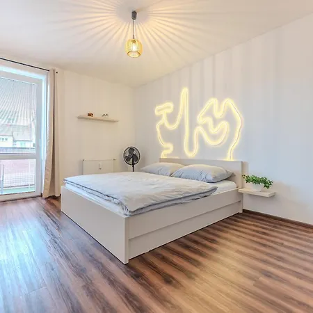 公寓 Spacious In Pardubice-free Parking Nearby-balcony