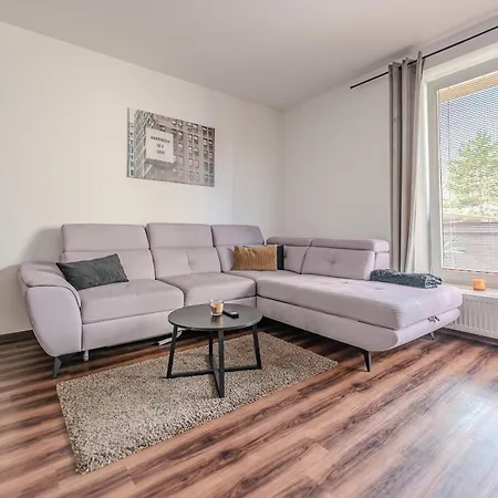 Spacious In Pardubice-free Parking Nearby-balcony 公寓 *