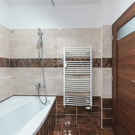 Spacious In Pardubice-free Parking Nearby-balcony 公寓 *