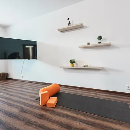 Spacious In Pardubice-free Parking Nearby-balcony 아파트 *