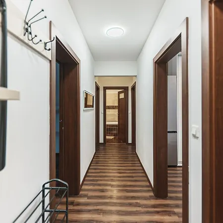 公寓 Spacious In Pardubice-free Parking Nearby-balcony *