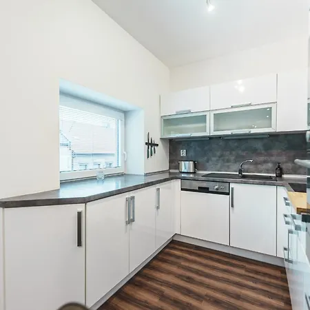 公寓 Spacious In Pardubice-free Parking Nearby-balcony