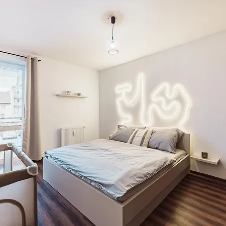 Spacious In Pardubice-free Parking Nearby-balcony 帕尔杜比采